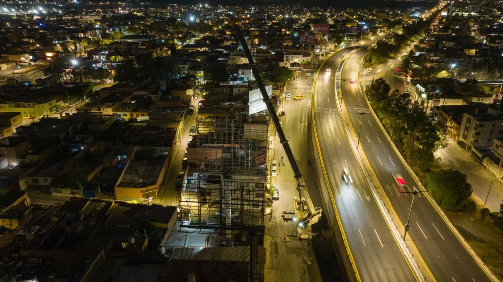 Autoridades municipales retiran anuncio espectacular sobre la Avenida Salvador&nbsp;Nava