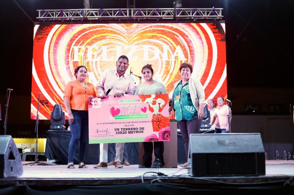 ISMAEL HERNÁNDEZ CELEBRA A LAS MADRES CON RIFAS DE&nbsp;TERRENOS