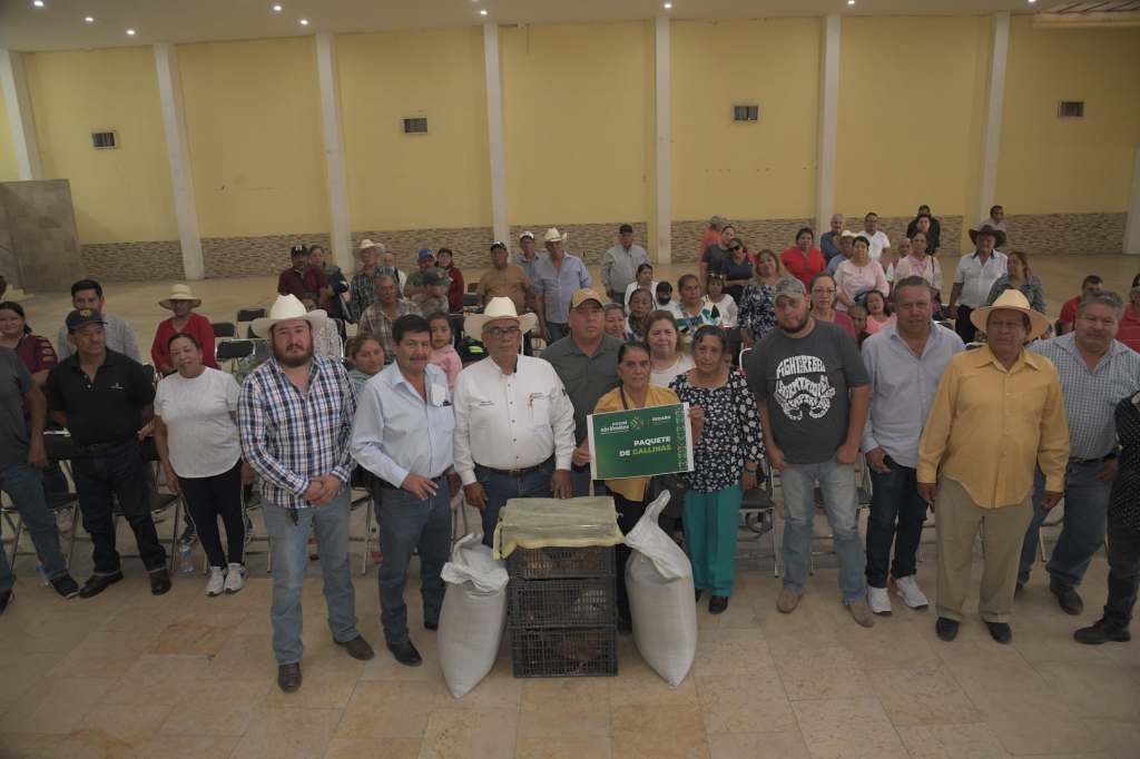 DECENAS DE FAMILIAS PRODUCTORAS EN SOLEDAD RECIBEN PAQUETES DE GALLINAS Y&nbsp;ALIMENTO