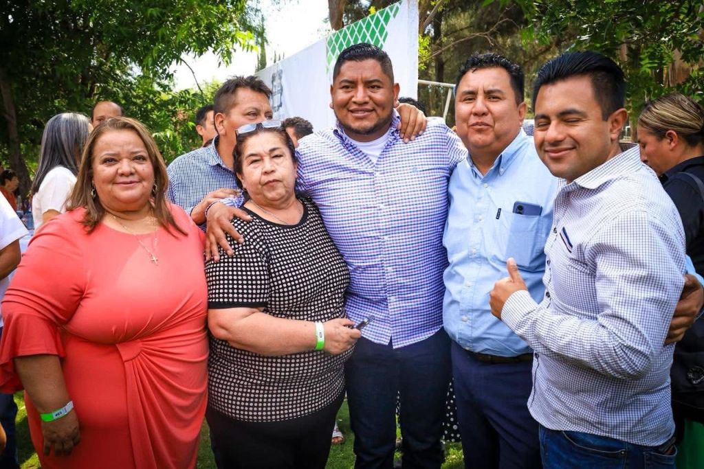 ISMAEL HERNÁNDEZ RINDE HOMENAJE A MAESTRAS Y MAESTROS EN SU&nbsp;DÍA