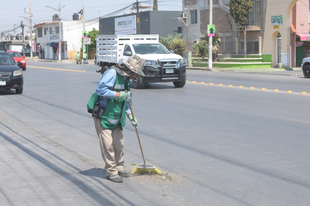 AVENIDA SAN PEDRO EN SOLEDAD RECIBE LIMPIEZA INTEGRAL CON CUADRILLAS DE SERVICIOS&nbsp;MUNICIPALES