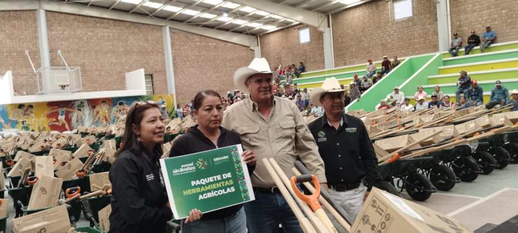 RICARDO GALLARDO ENTREGA APOYO A TRABAJADORES DEL CAMPO DE&nbsp;CHARCAS