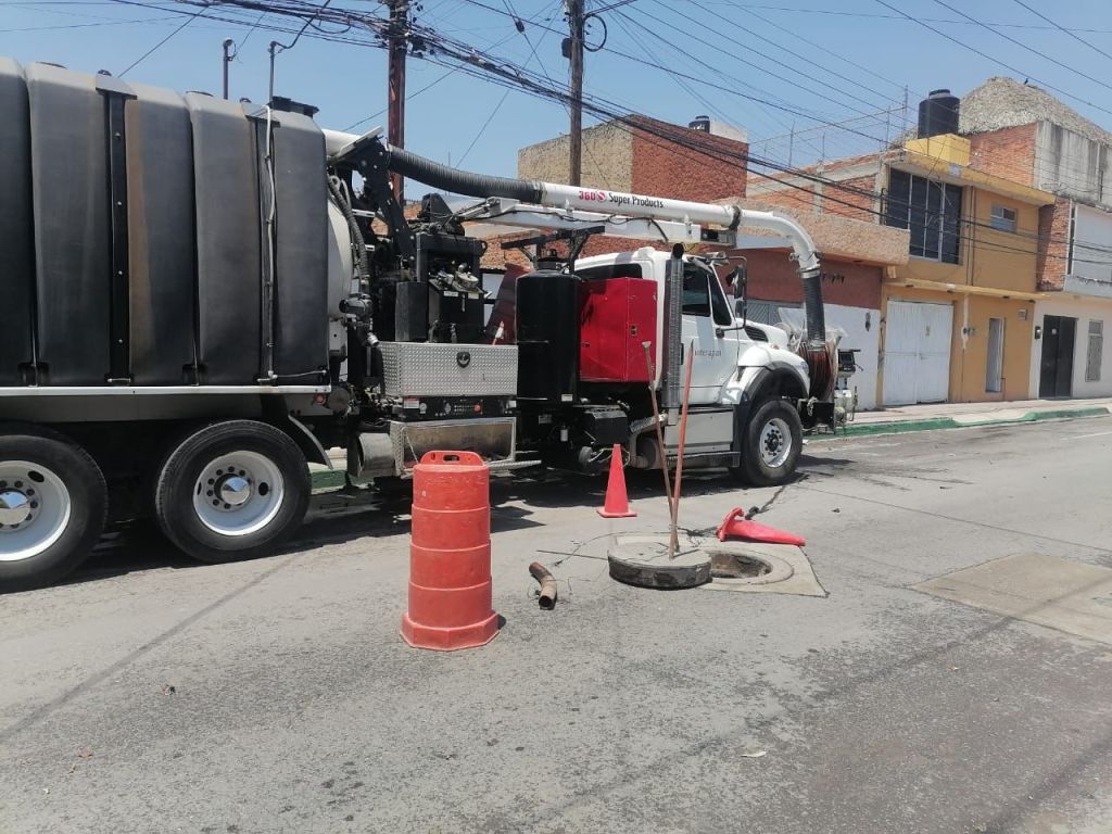 INTERAPAS destapa drenaje de avenida Kukulkán; se extrajeron trapos y&nbsp;basura