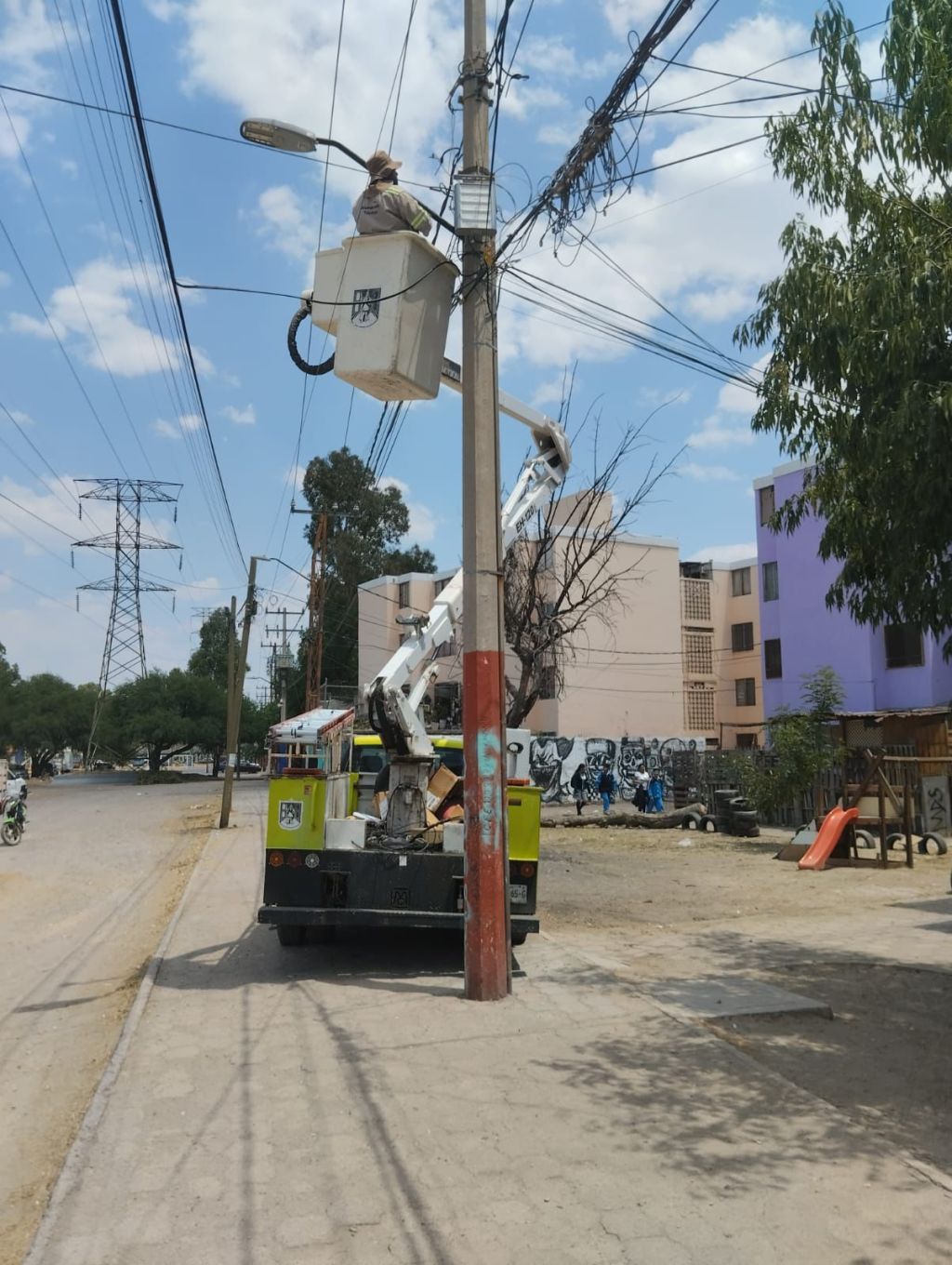 Cumplen compromisos de “Capital al 100” con instalación de Alumbrado Táctico en varias colonias de&nbsp;SLP