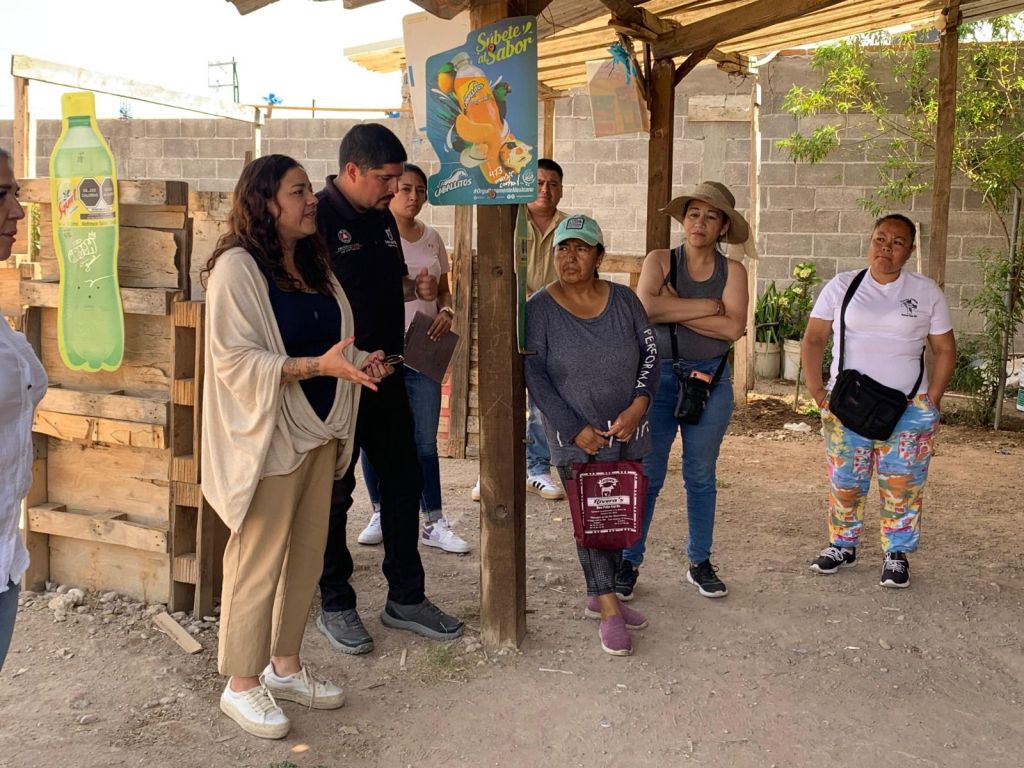 Gobierno cercano: Delegada de La Pila, Daniela Cid, camina junto a vecinos de la colonia&nbsp;Barrón