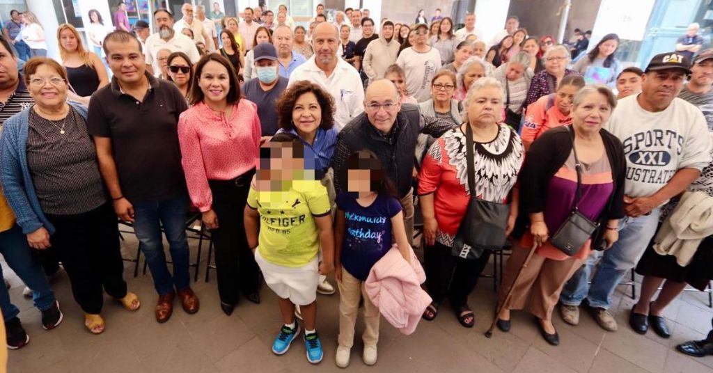 Presidenta del DIF Municipal Estela Arriaga y Alcalde Capitalino, Enrique Galindo, realizan entrega masiva de lentes&nbsp;gratuitos