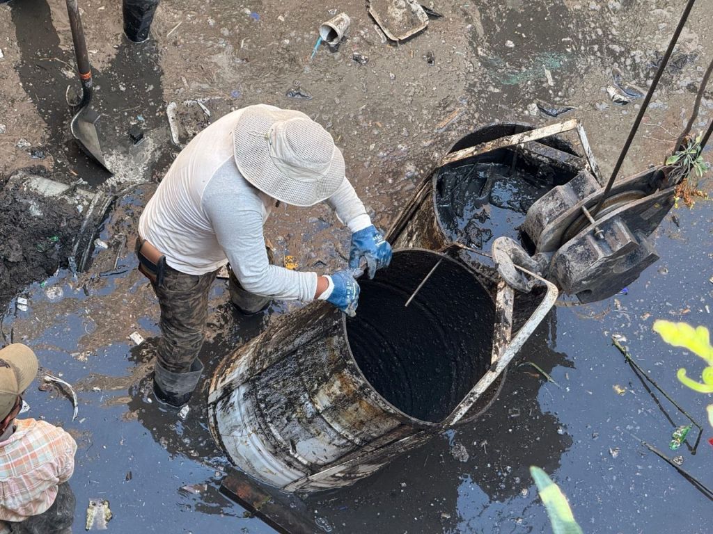 INTERAPAS realiza limpieza en Puente Pemex para evitar encharcamientos&nbsp;severos