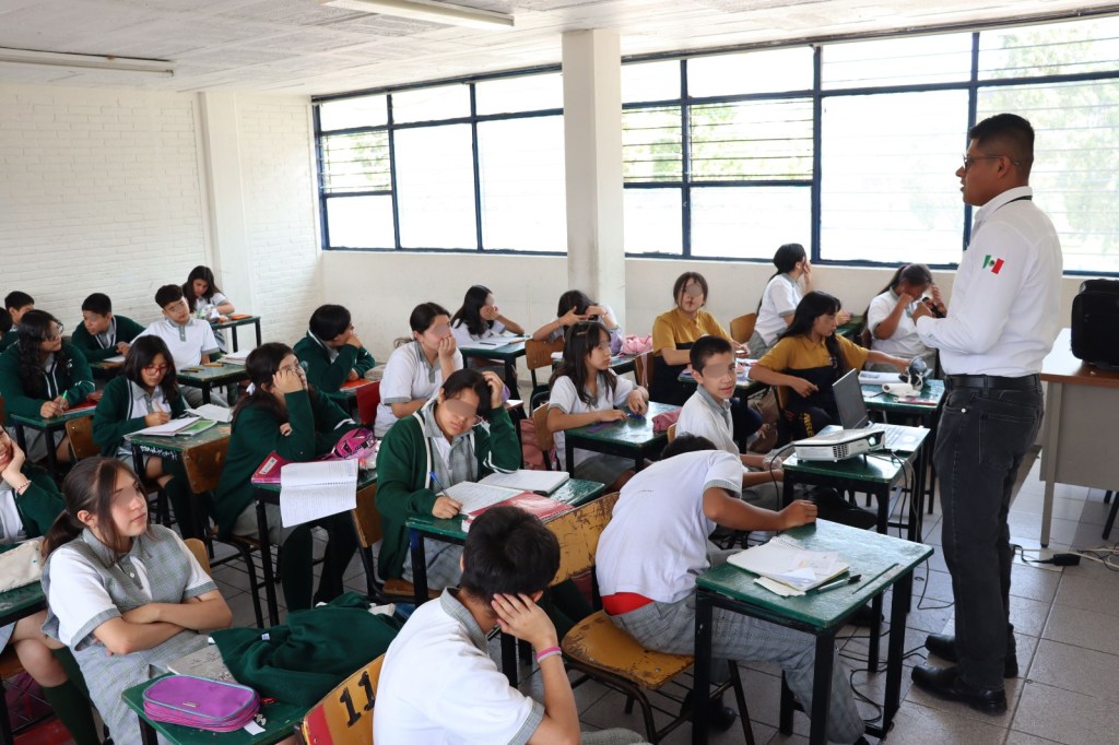 ESTUDIANTES DE SECUNDARIA RECIBEN PLÁTICAS SOBRE IA, ADICCIÓN A REDES SOCIALES Y&nbsp;SEXTING