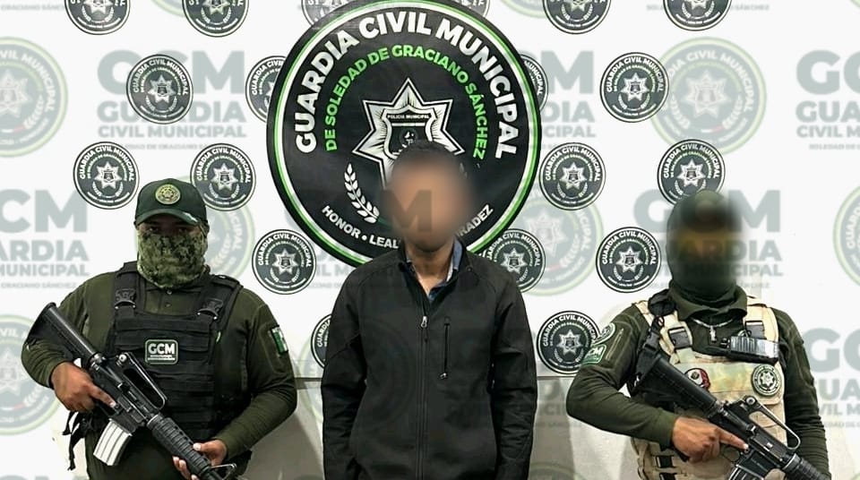 GUARDIA CIVIL DE SOLEDAD DETIENE A SUJETO POR LESIONAR Y DESPOJAR DE SUS PERTENENCIAS A TRANSEÚNTE, EN AV. DE LOS&nbsp;PINOS