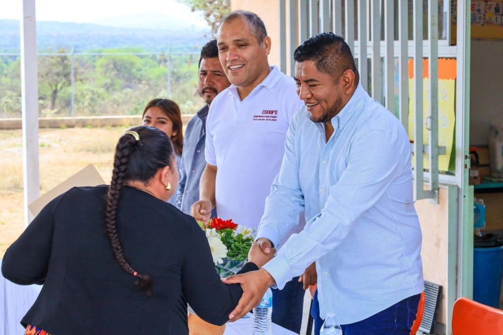 ISMAEL HERNÁNDEZ REFRENDA SU COMPROMISO CON LA EDUCACIÓN EN COMUNIDADES&nbsp;RURALES