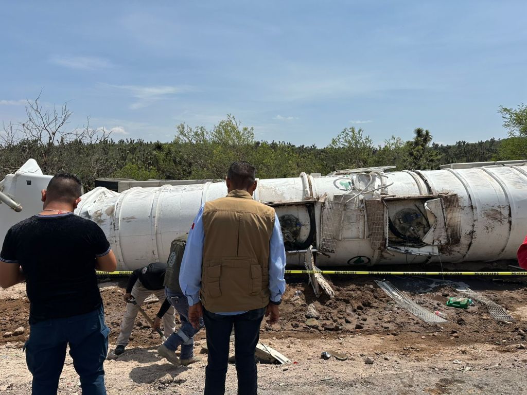 PROTECCIÓN CIVIL ESTATAL BRINDA APOYO EN FUGA DE COMBUSTIBLE DE UNA&nbsp;PIPA