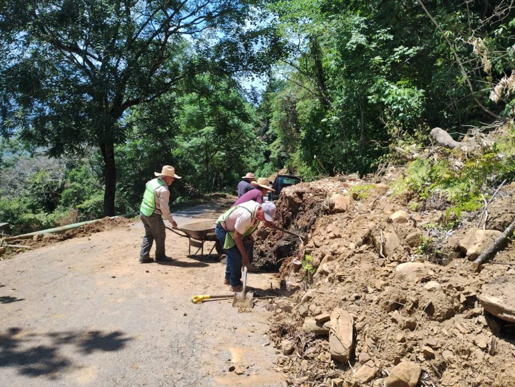 ESTADO ATIENDE CAMINOS AFECTADOS POR&nbsp;LLUVIAS