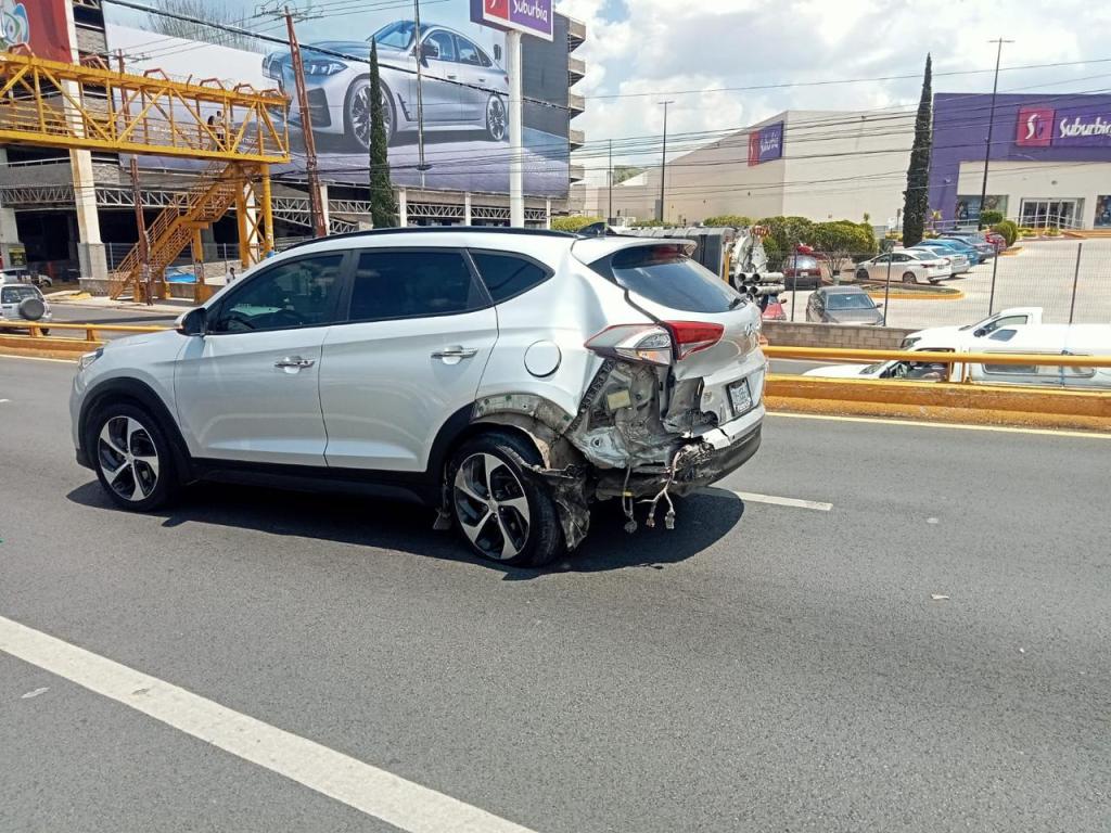 Choque en av. Salvador Nava Martínez se generó por desvanecimiento de conductora de&nbsp;vagoneta