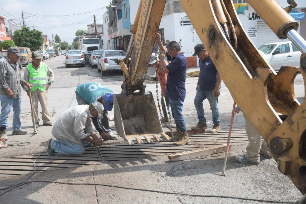 GOBIERNO MUNICIPAL DE SOLEDAD LIMPIA REJILLAS PLUVIALES EN LA ZONA&nbsp;CENTRO