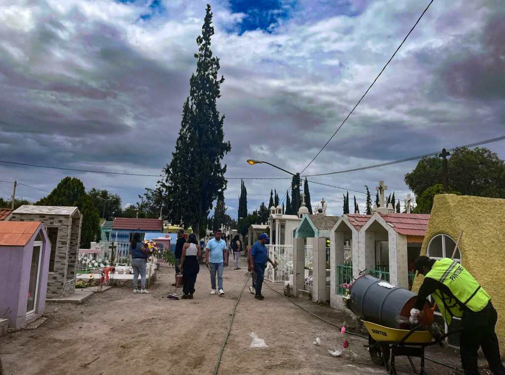 DÍA DEL PADRE EN PANTEONES DE VILLA DE POZOS TRANSCURRIÓ CON GRAN ACEPTACIÓN Y&nbsp;TRAQUILIDAD