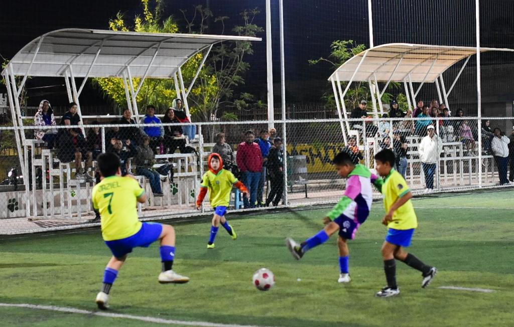 CON PARQUES URBANOS RECREATIVOS E ILUMINADOS, FAMILIAS SOLEDENSES DISFRUTAN Y SE DESARROLLAN