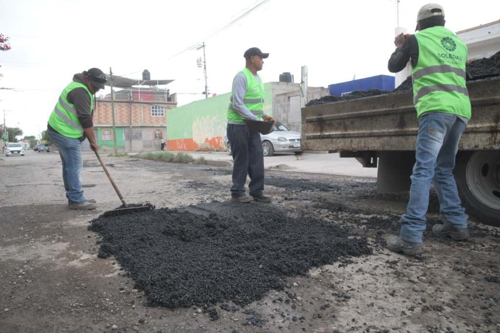 PROGRAMA DE BACHEO SIGUE RECORRIENDO Y BENEFICIANDO MÁS COLONIAS DE SOLEDAD