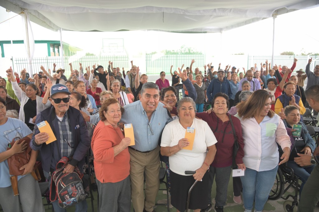 EN LA COLONIA SANTA MÓNICA, JUAN MANUEL NAVARRO INICIA ENTREGA DE APOYOS ECONÓMICOS A ADULTOS MAYORES