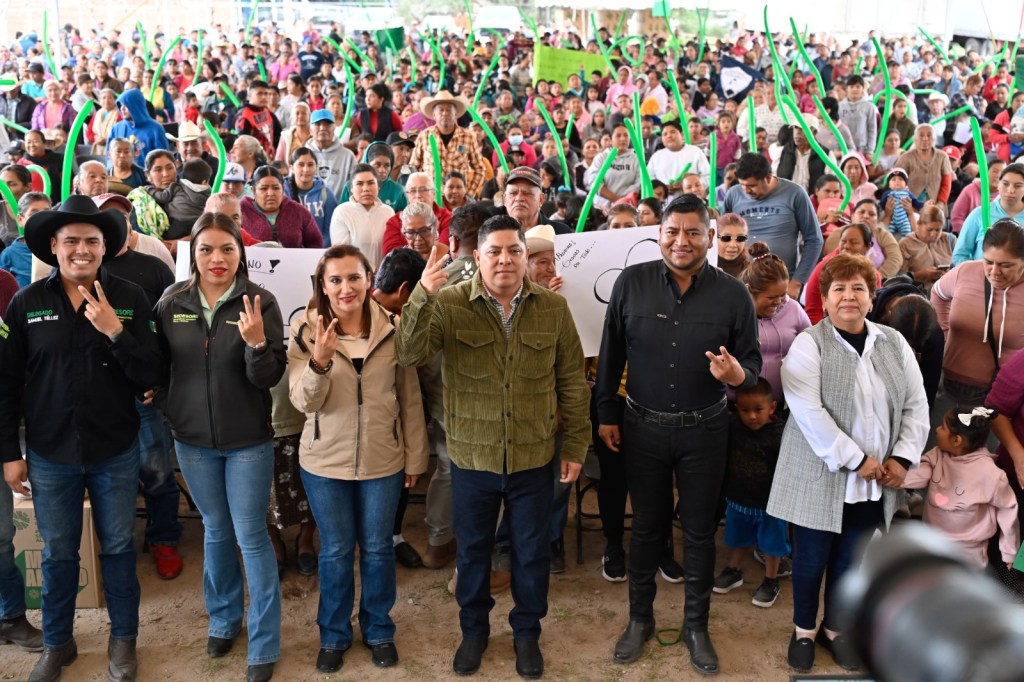 ISMAEL HERNÁNDEZ ACOMPAÑADO DEL GOBERNADOR DEL ESTADO, RICARDO GALLARDO, LLEVAN APOYOS Y OBRAS A LA COMUNIDAD DE&nbsp;PARDO