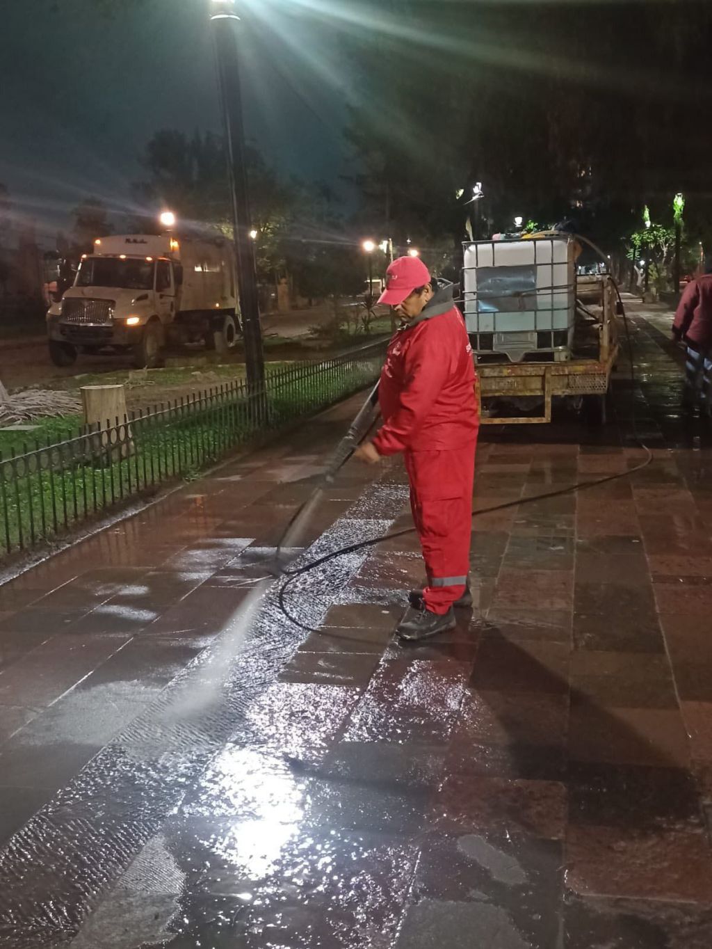 Con trabajos nocturnos, Gobierno de la Capital refuerza el embellecimiento en calles, avenidas y espacios&nbsp;públicos
