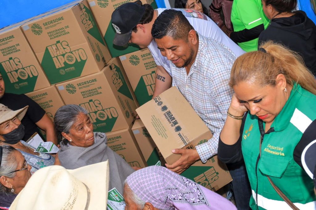 ISMAEL HERNÁNDEZ ENTREGA APOYOS ALIMENTARIOS EN BLEDOS PARA FORTALECER LA SEGURIDAD DE LAS&nbsp;FAMILIAS