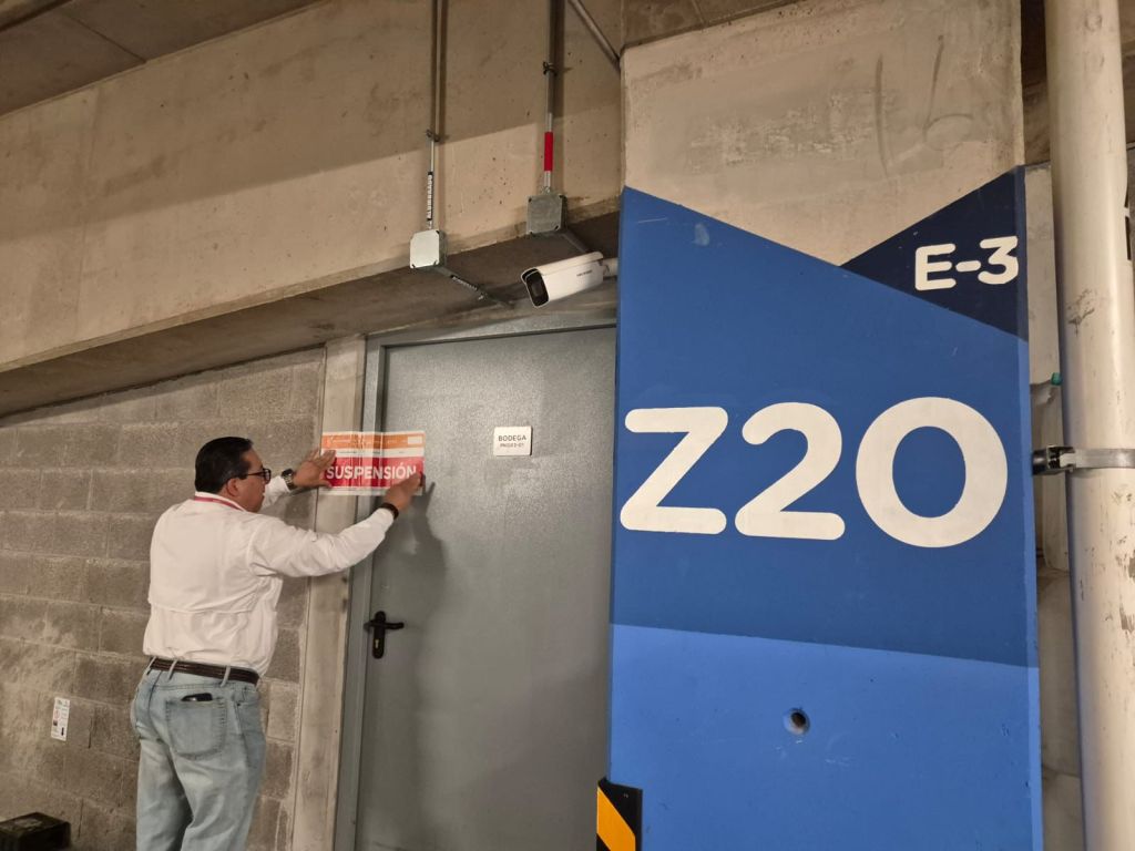 Clausura Comercio Municipal servicio de auto lavado en plaza comercial por falta de&nbsp;licencia