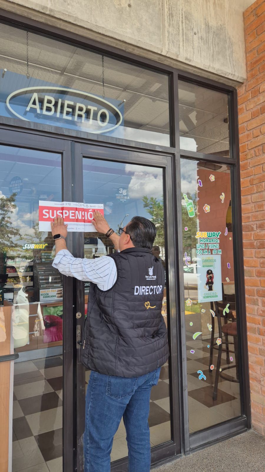 Clausura de establecimientos en plaza WTC, Delegación La Pila, por falta de licencia de&nbsp;funcionamiento