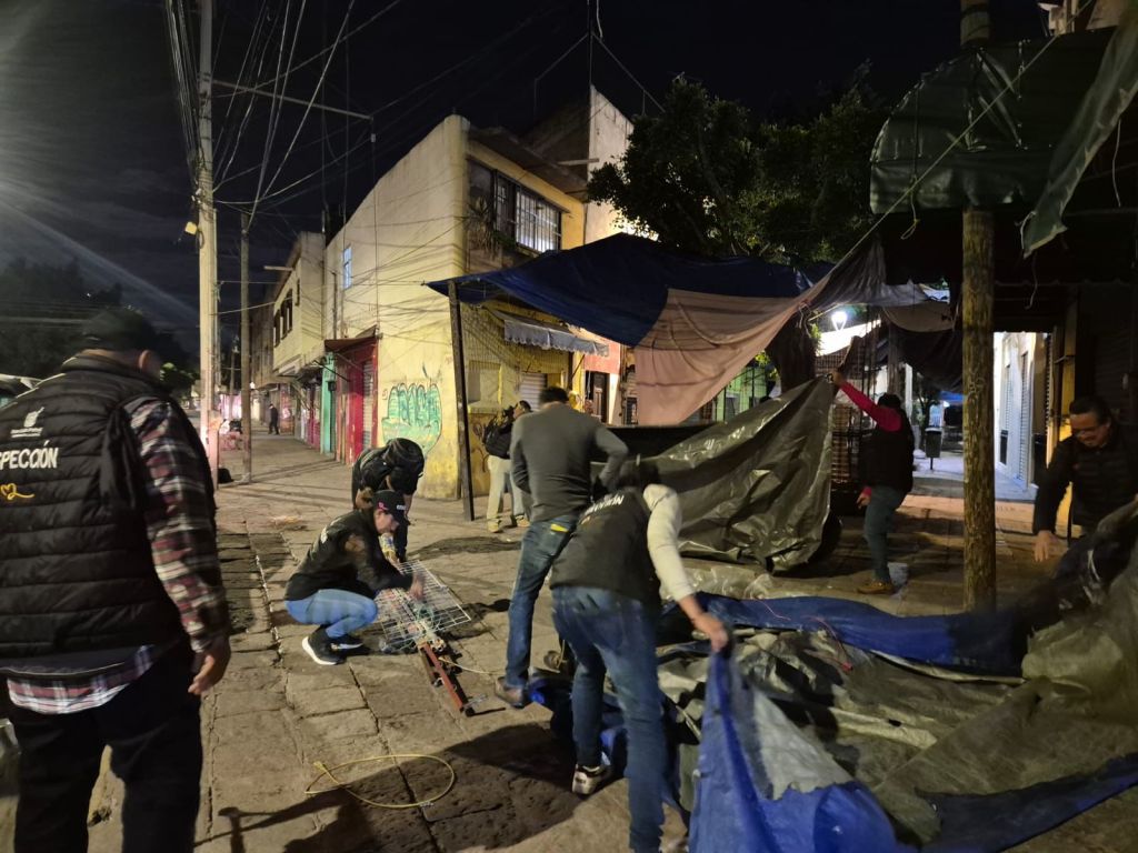 Comercio retira estructuras de puestos ambulantes por incumplimiento de&nbsp;indicaciones