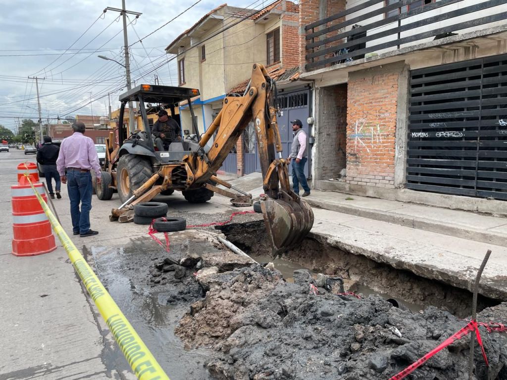 Interapas y Ayuntamiento de la Capital dan respuesta inmediata a colapso de drenaje en la colonia San&nbsp;Ángel