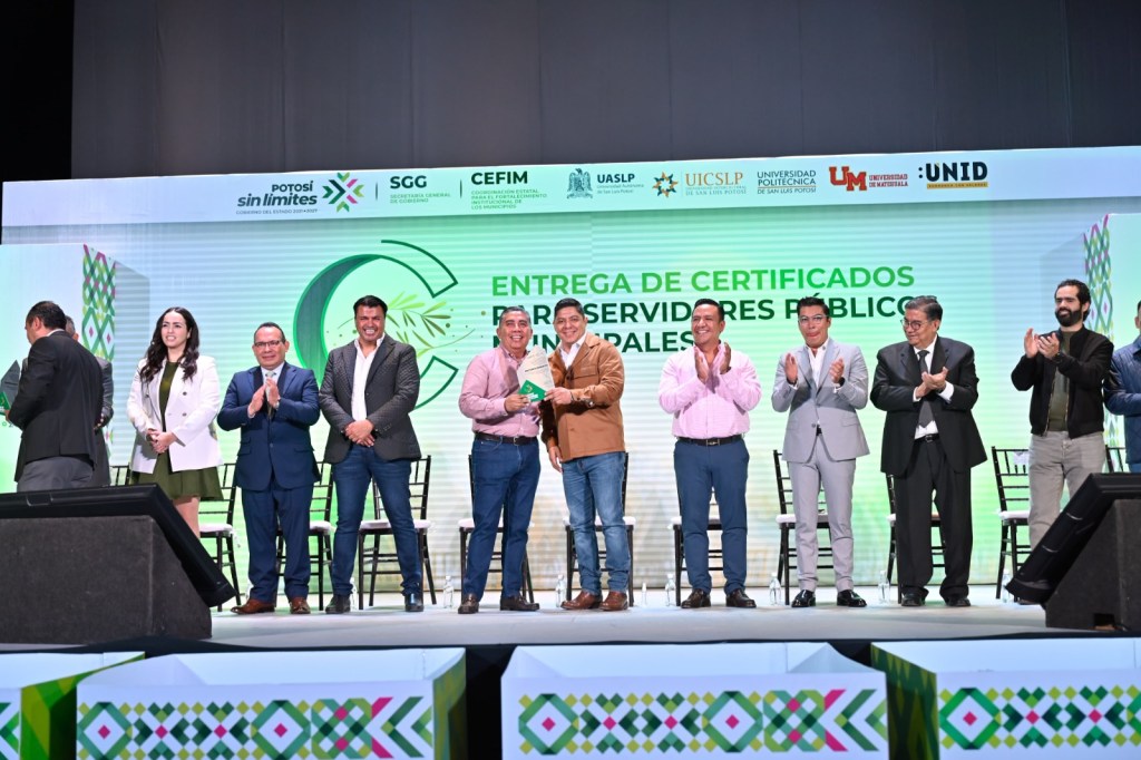RICARDO GALLARDO CARDONA ENTREGA CERTIFICACIONES A FUNCIONARIOS&nbsp;MUNICIPALES
