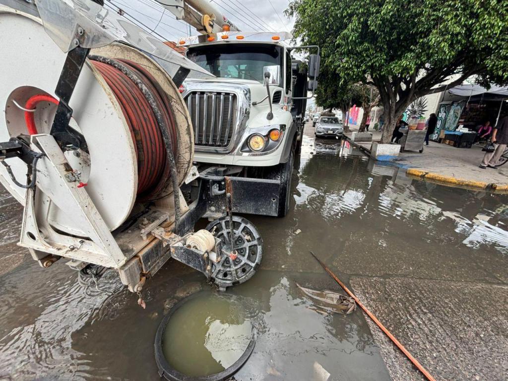 Gobierno de la Capital atiende afectaciones por colapso de drenaje en el Mercado&nbsp;República