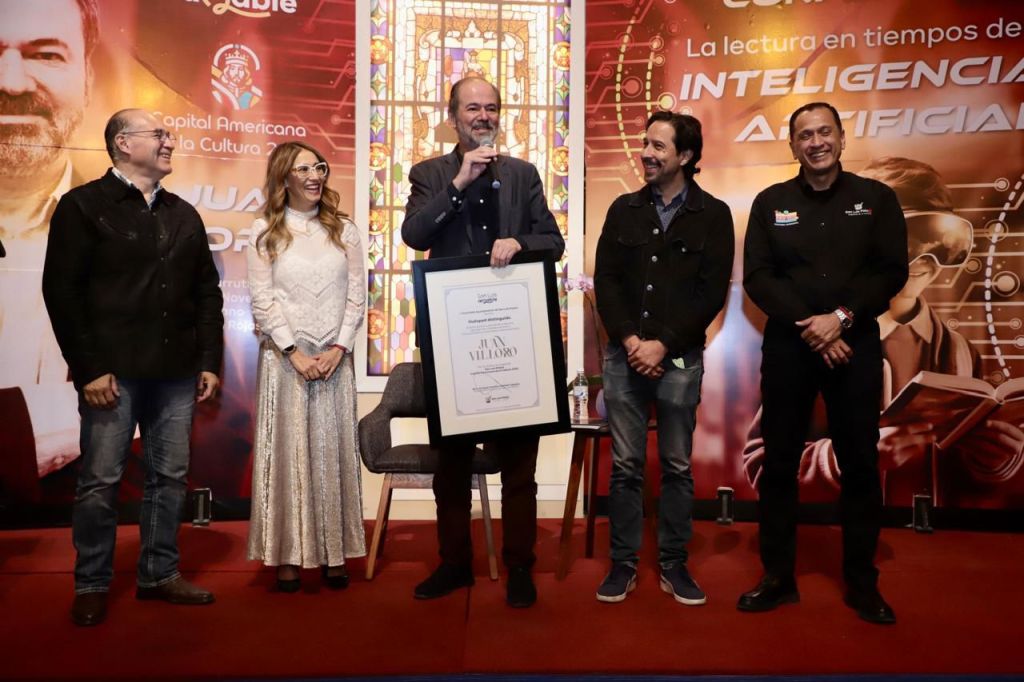 Ante un Palacio Municipal lleno, Juan Villoro reconoce al Gobierno de la Capital por hacer de la cultura parte de la vida&nbsp;diaria