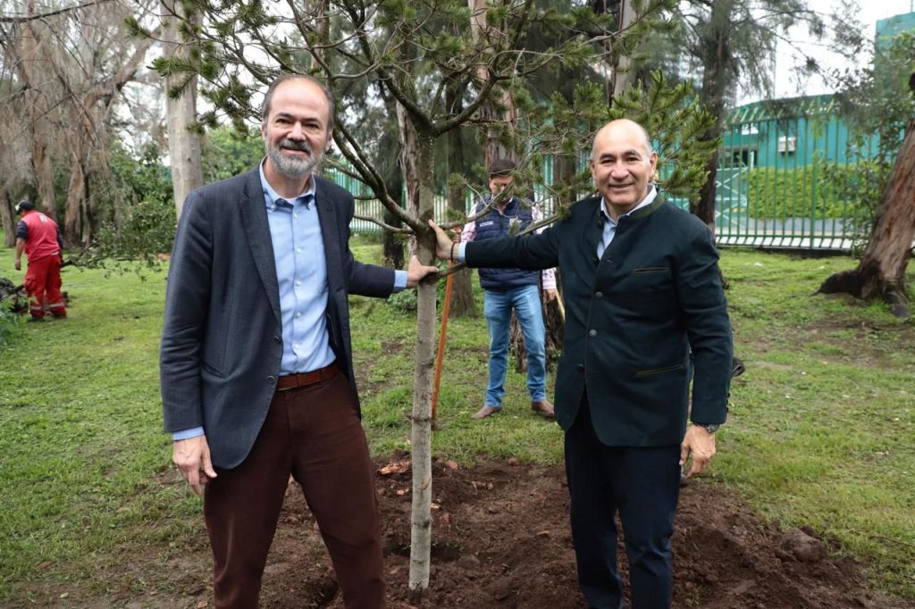 Juan Villoro y el Alcalde Enrique Galindo siembran más árboles en el Jardín de la Cultura del Parque de&nbsp;Morales