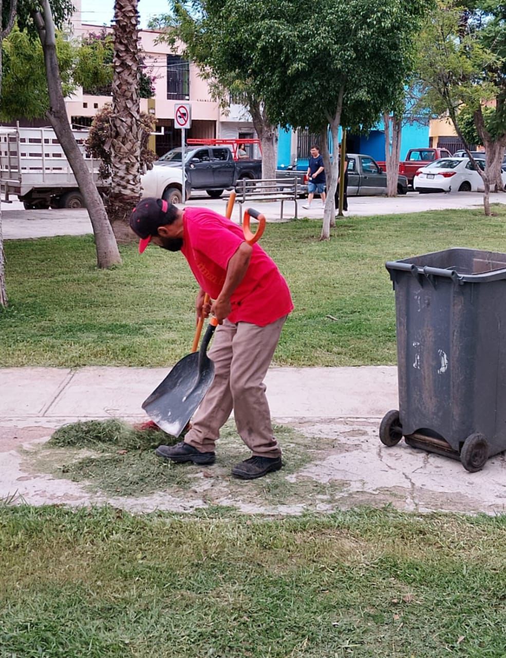 Ayuntamiento de SLP realiza limpieza intensiva en camellones, puentes y espacios&nbsp;públicos