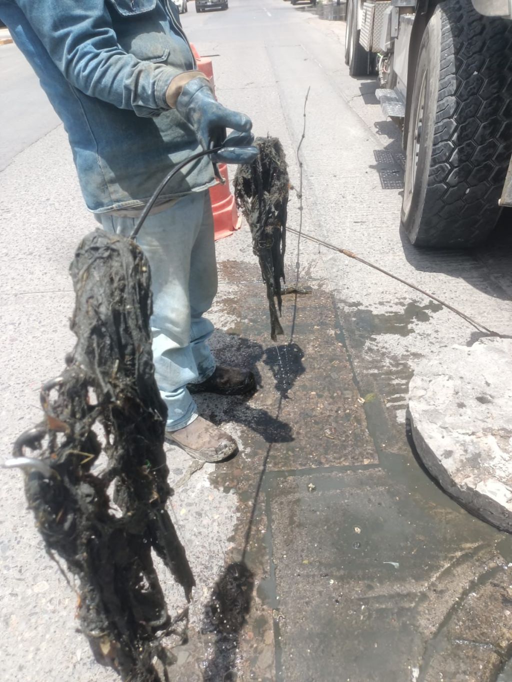 Basura provocó una fuga de drenaje en la calle Benigno Arriaga; se extrajeron 120 kilos de&nbsp;desechos