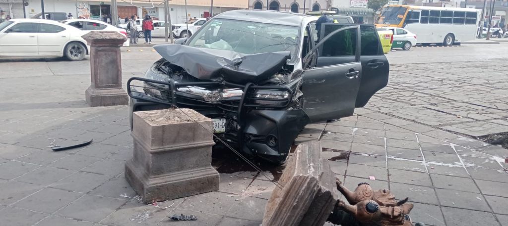 Conductor de plataforma choca y causa daños a infraestructura&nbsp;pública