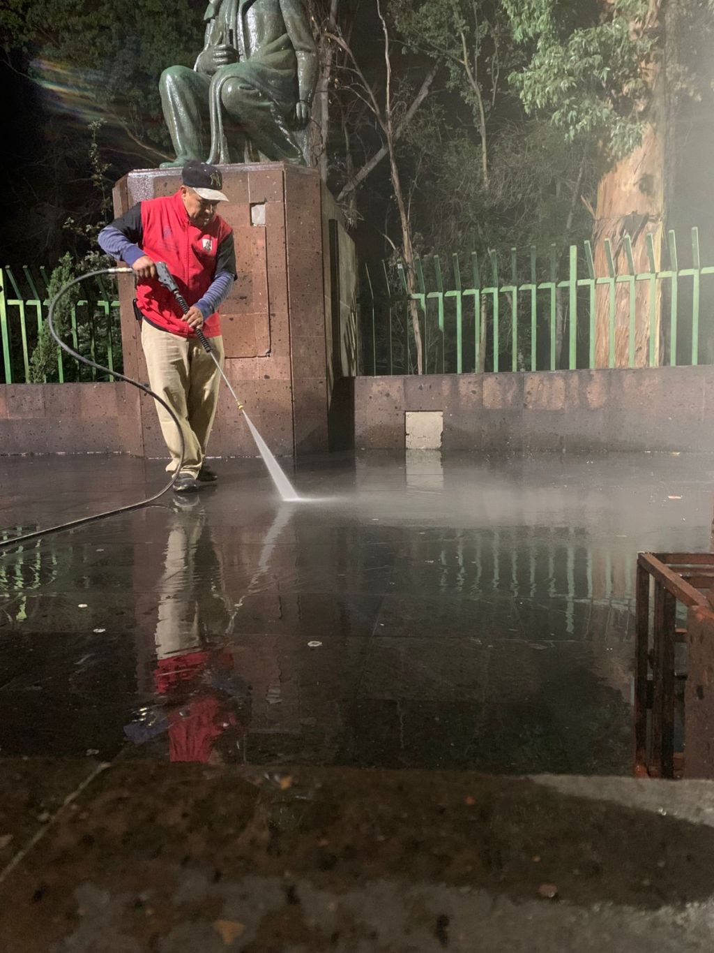 Gobierno de la Capital hace limpieza a fondo el monumento a González&nbsp;Bocanegra