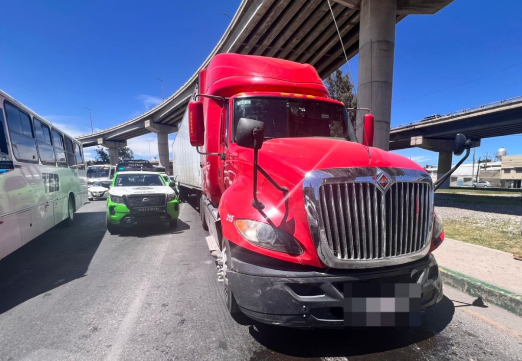 GUARDIA CIVIL DE SOLEDAD DETUVO A CHÓFER DE TRÁILER POR PROVOCAR HECHO DE TRÁNSITO Y CAUSAR DAÑOS A&nbsp;PATRULLAS