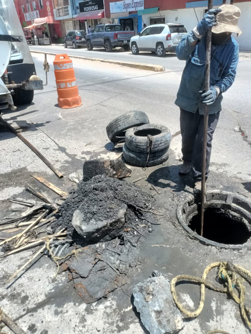Interapas retira más de 300 kilos de basura del drenaje en la colonia Simón&nbsp;Díaz