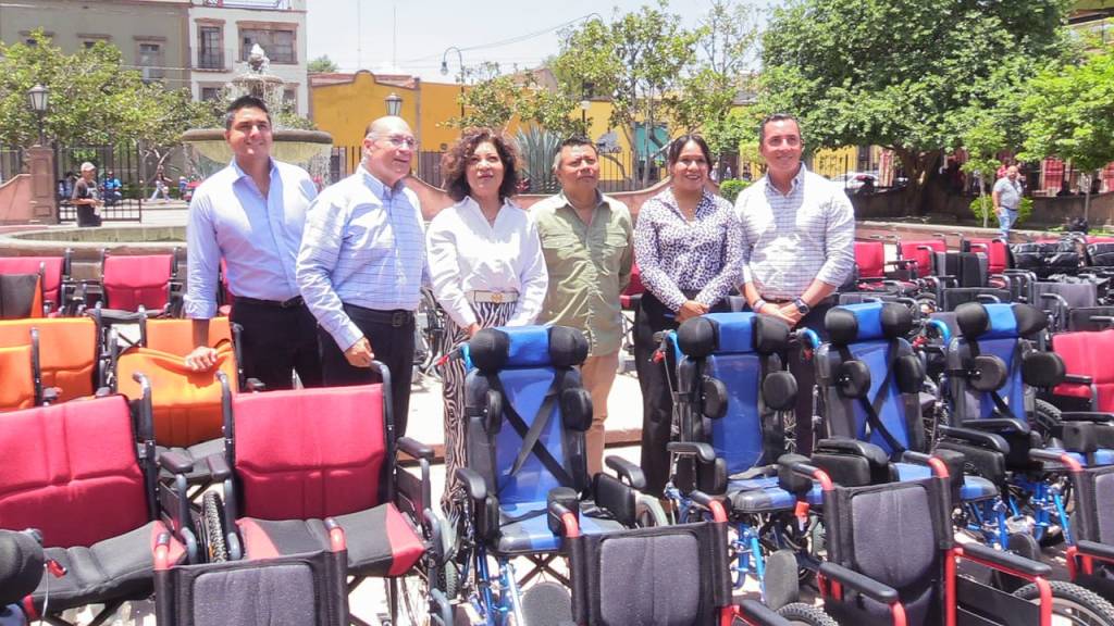 VIDEO ALCALDE ENRIQUE GALINDO Y ESTELA ARRIAGA PDTA.DEL DIF MUNICIPAL ENTREGAN SILLAS DE RUEDAS A PERSONAS CON&nbsp;DISCAPACIDAD.