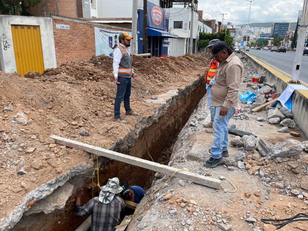 Interapas trabaja en la reparación de colapso en avenida Sierra&nbsp;Leona