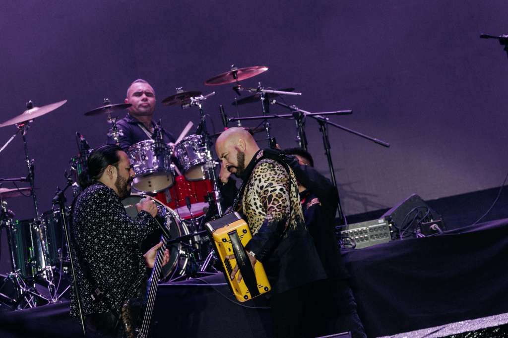 “INQUIETOS” Y “HEREDEROS” PONEN A CANTAR Y BAILAR SIN LÍMITES A LA&nbsp;FENAPO