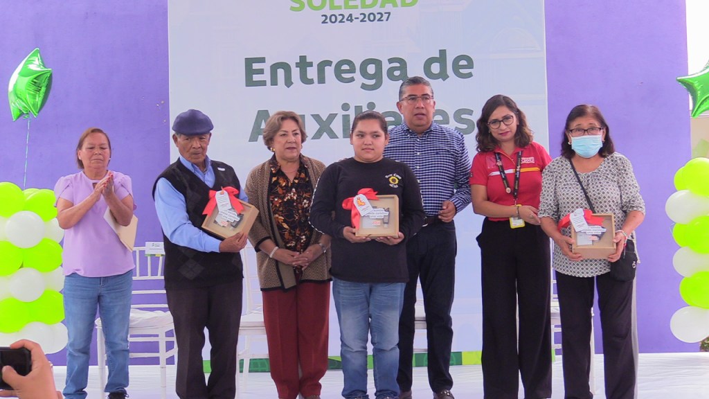 DIF MUNICIPAL DE SOLEDAD Y ALCALDE NAVARRO MUÑIZ ENTREGAN APARATOS AUDITIVOS DONADOS POR OXXO