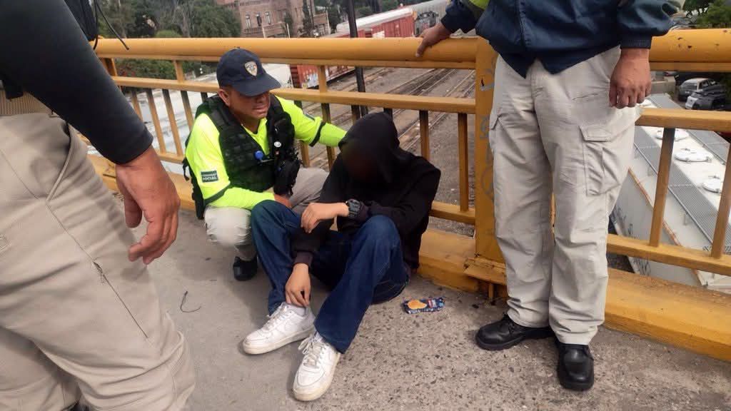Elemento de Policía Vial evita tragedia en el puente de avenida&nbsp;Universidad