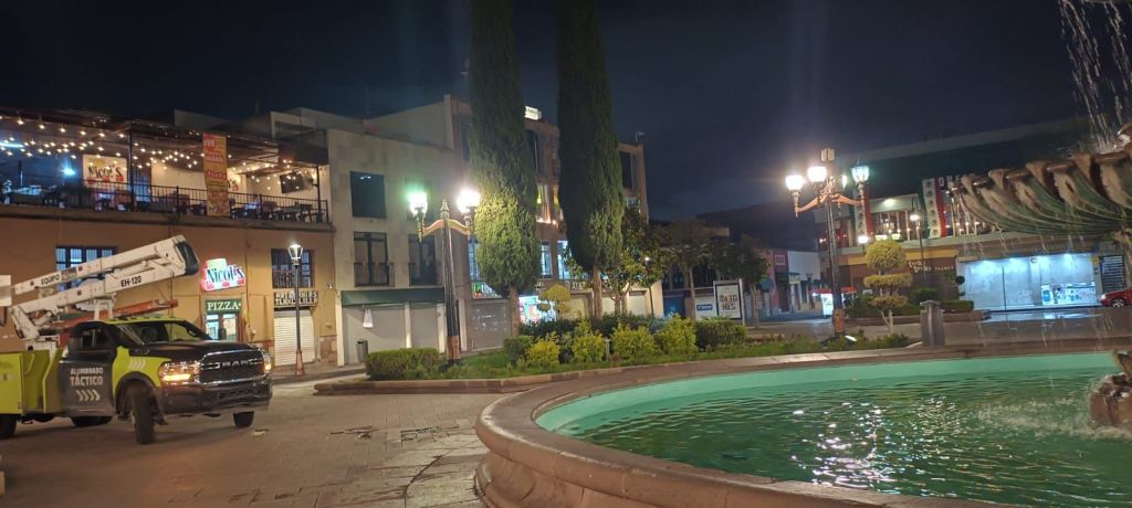 Trabajadores municipales restablecen alumbrado en la Plaza del&nbsp;Carmen