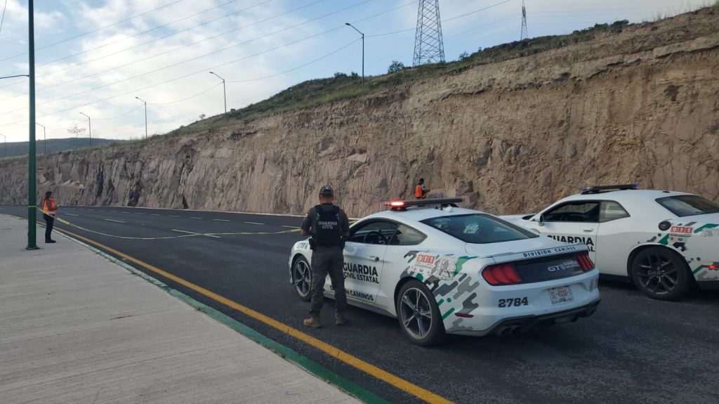 TRAMO FEDERAL DE VÍA ALTERNA PRESENTA&nbsp;DESPRENDIMIENTO