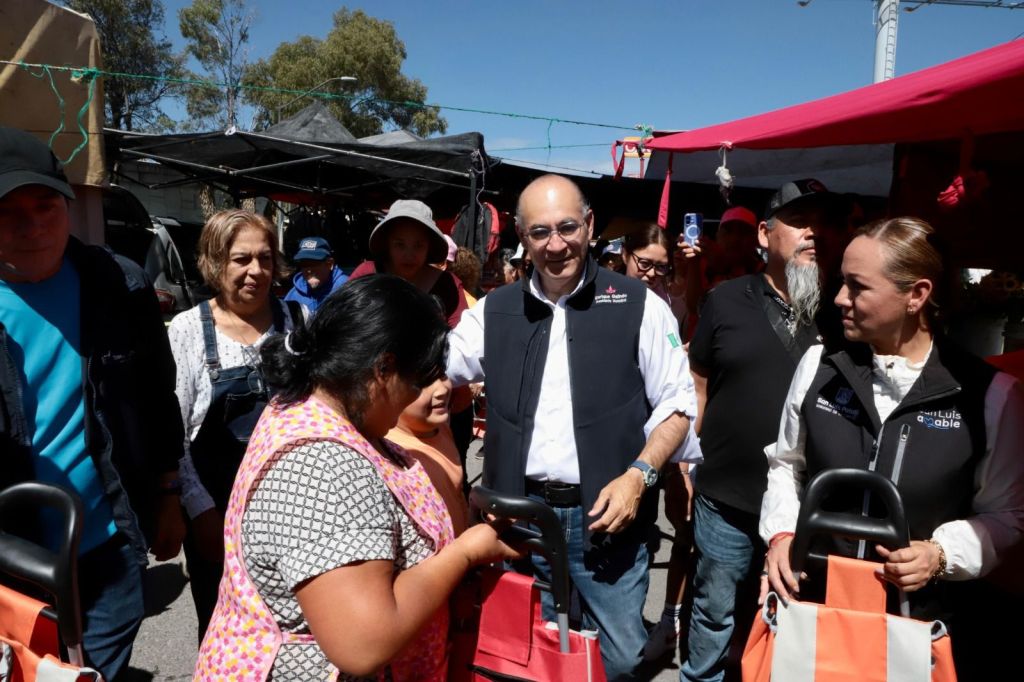 En tianguis de Salvador Nava, Alcalde Enrique Galindo refuerza la política de atención directa a la&nbsp;ciudadanía