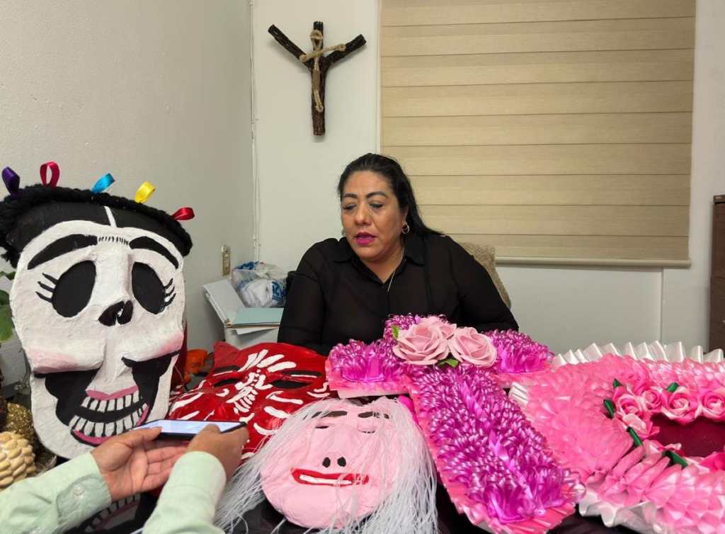 AYUNTAMIENTO DE SOLEDAD ACERCA TALLERES DE CARTONERÍA Y CORONAS ALUSIVOS A DÍA DE&nbsp;MUERTOS