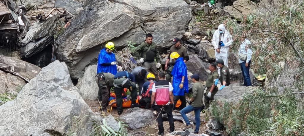 CUERPOS DE EMERGENCIA RESCATAN CUERPOS QUE CAYERON EN BARRANCO EN REAL DE&nbsp;CATORCE