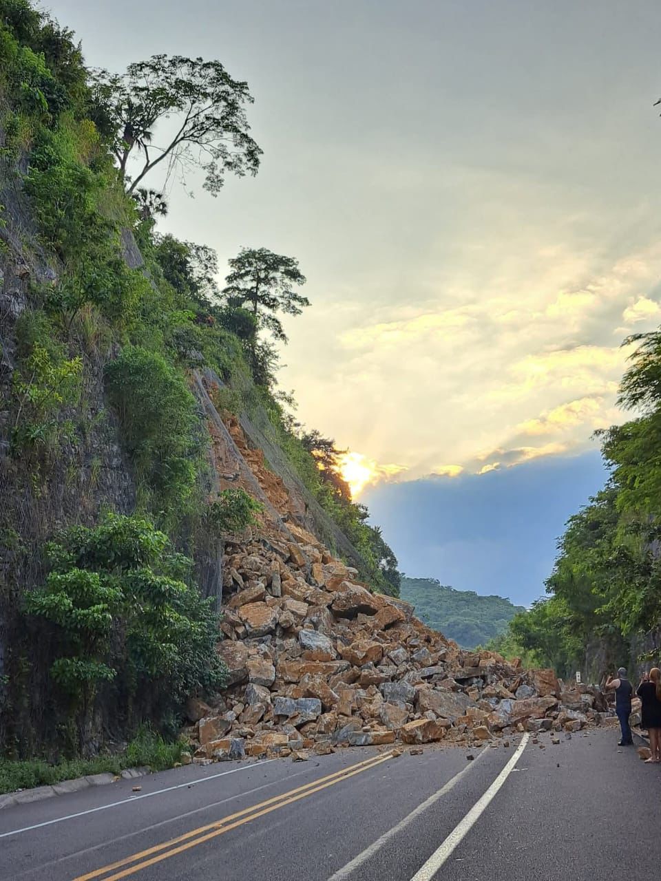 GOBIERNO ESTATAL, ATENTO PARA BRINDAR APOYO EN&nbsp;DERRUMBE